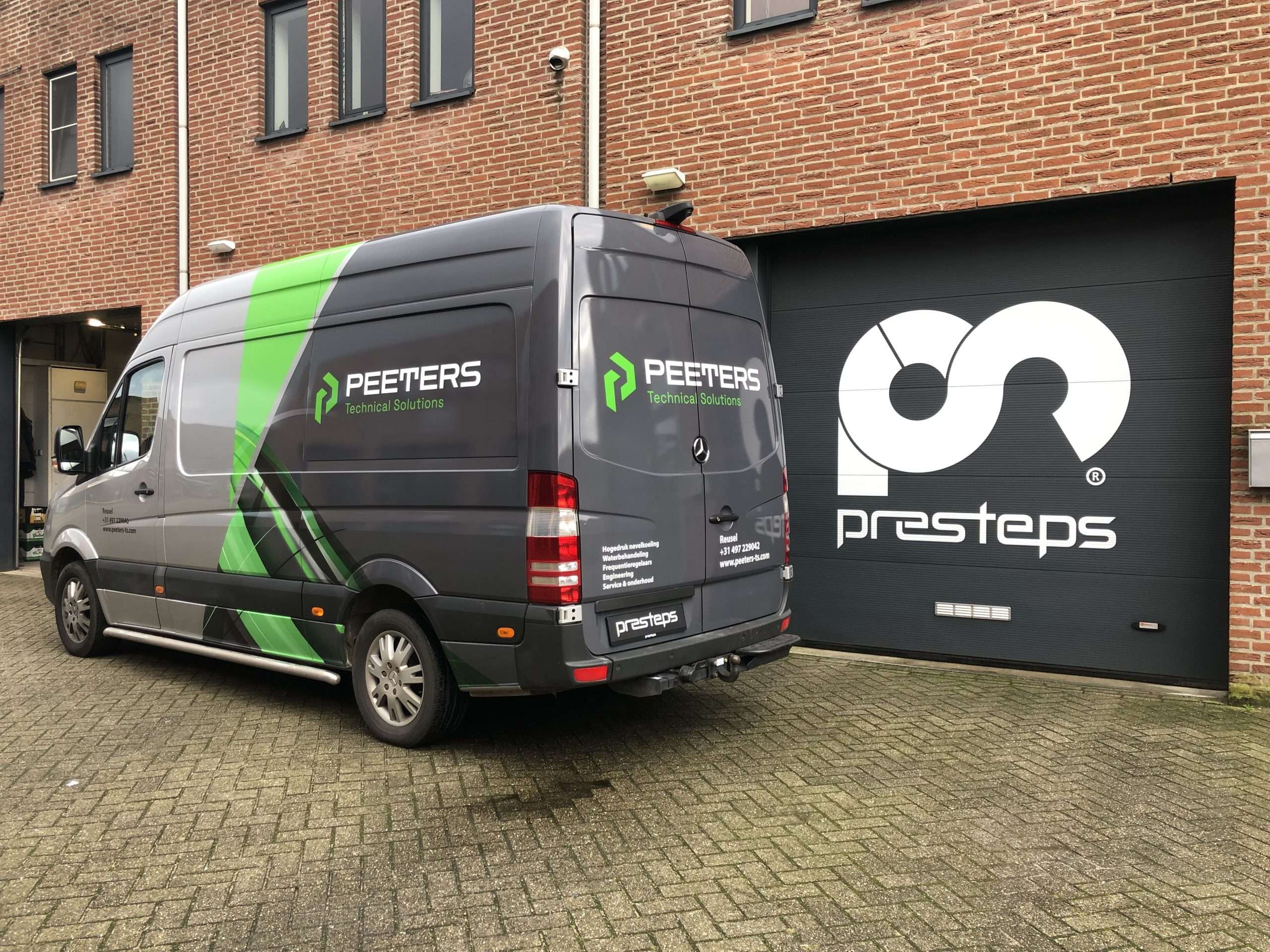 Busbelettering Sprinter Peeters technical solutions