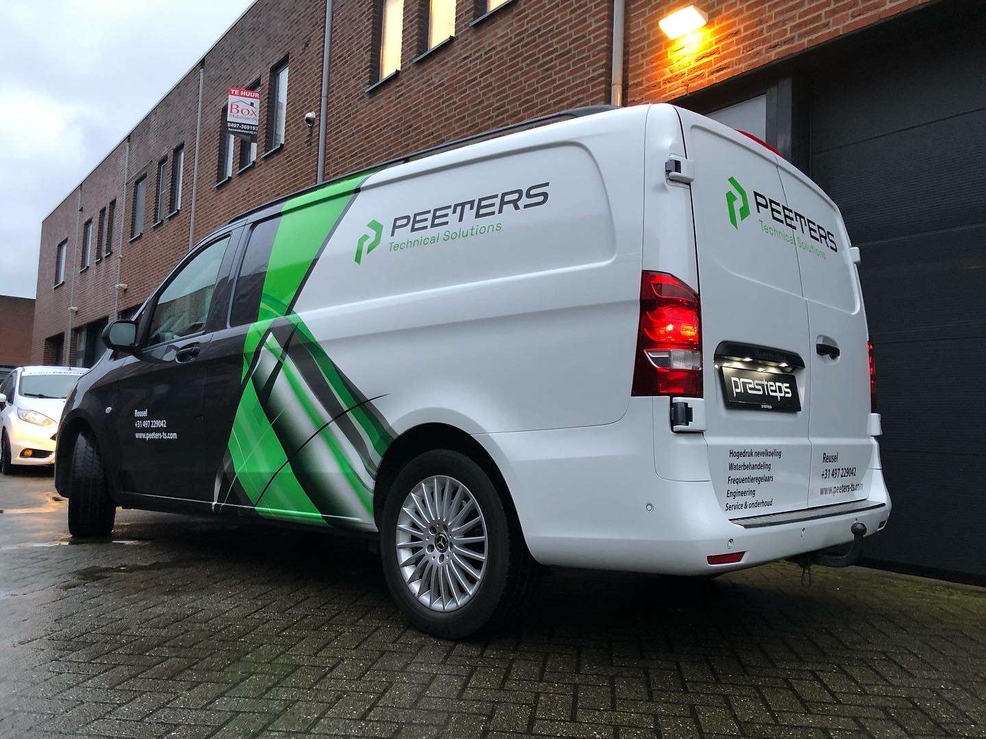 Busbelettering Vito Peeters technical solutions wit