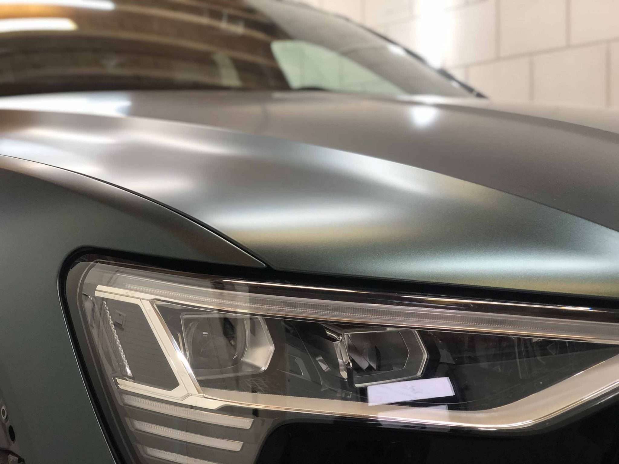 Gewrapte Audi e-tron in een garage