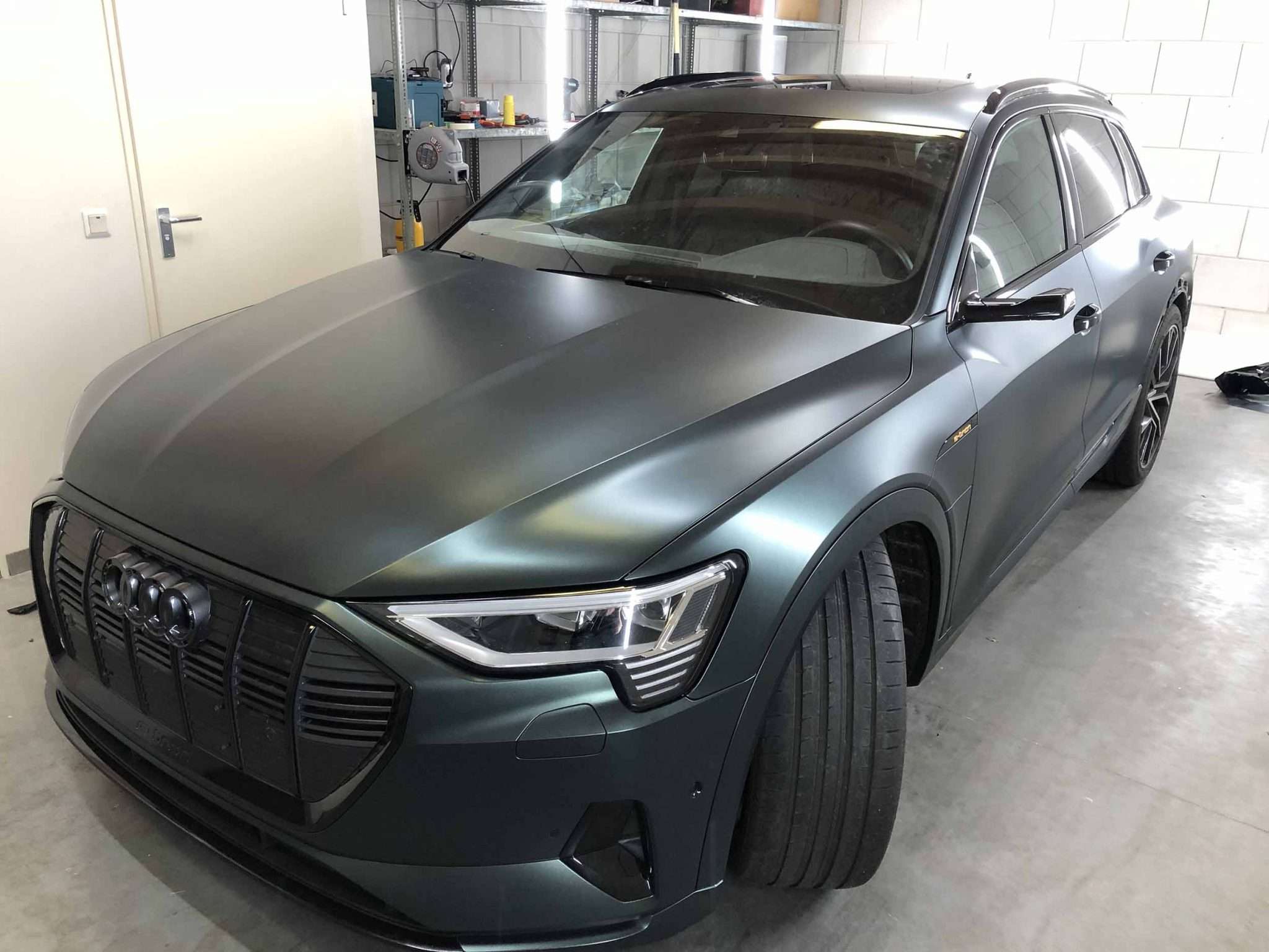Gewrapte Audi e-tron in een garage