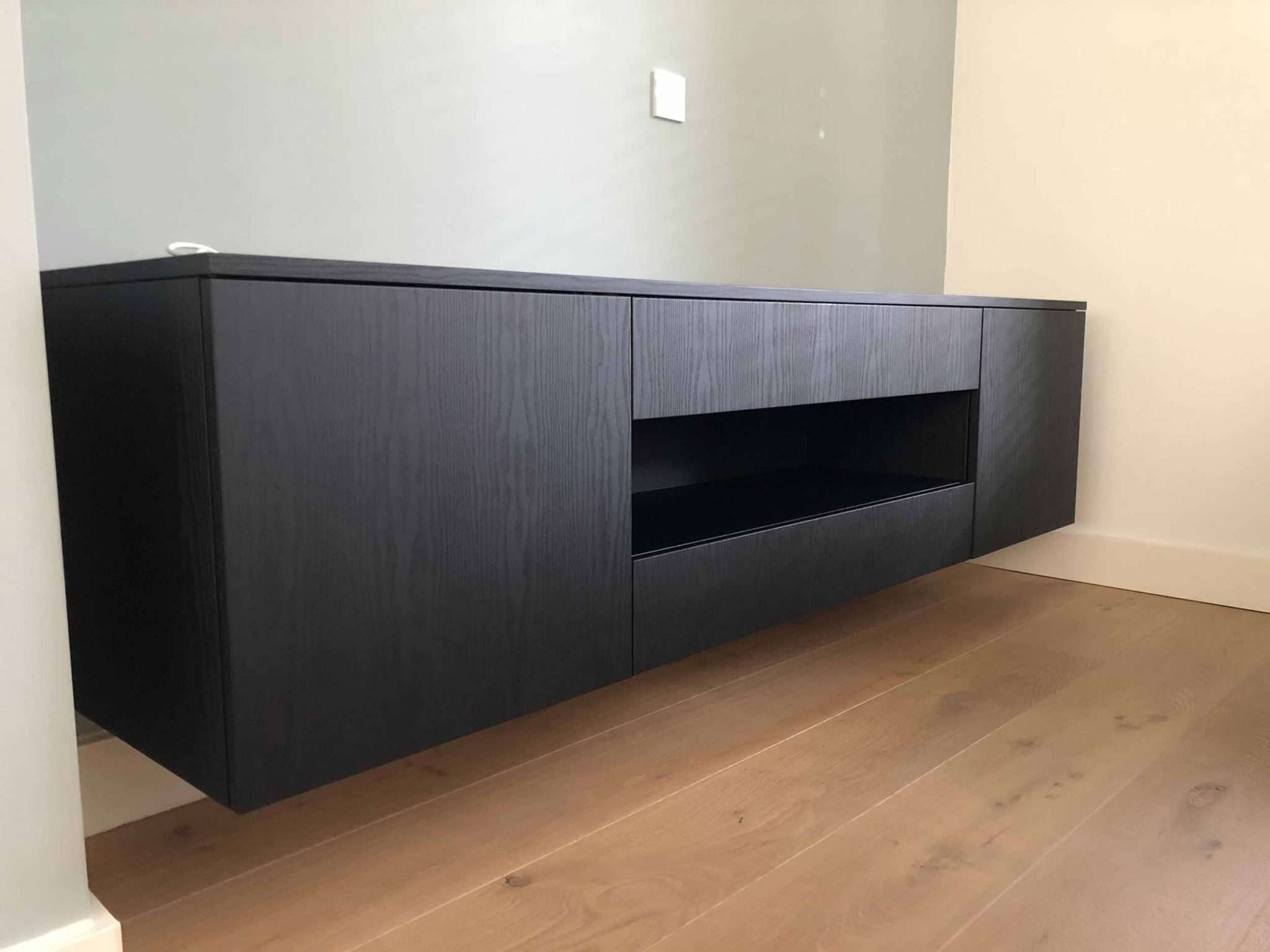 Gewrapte tv meubel in zwart met houtnerf