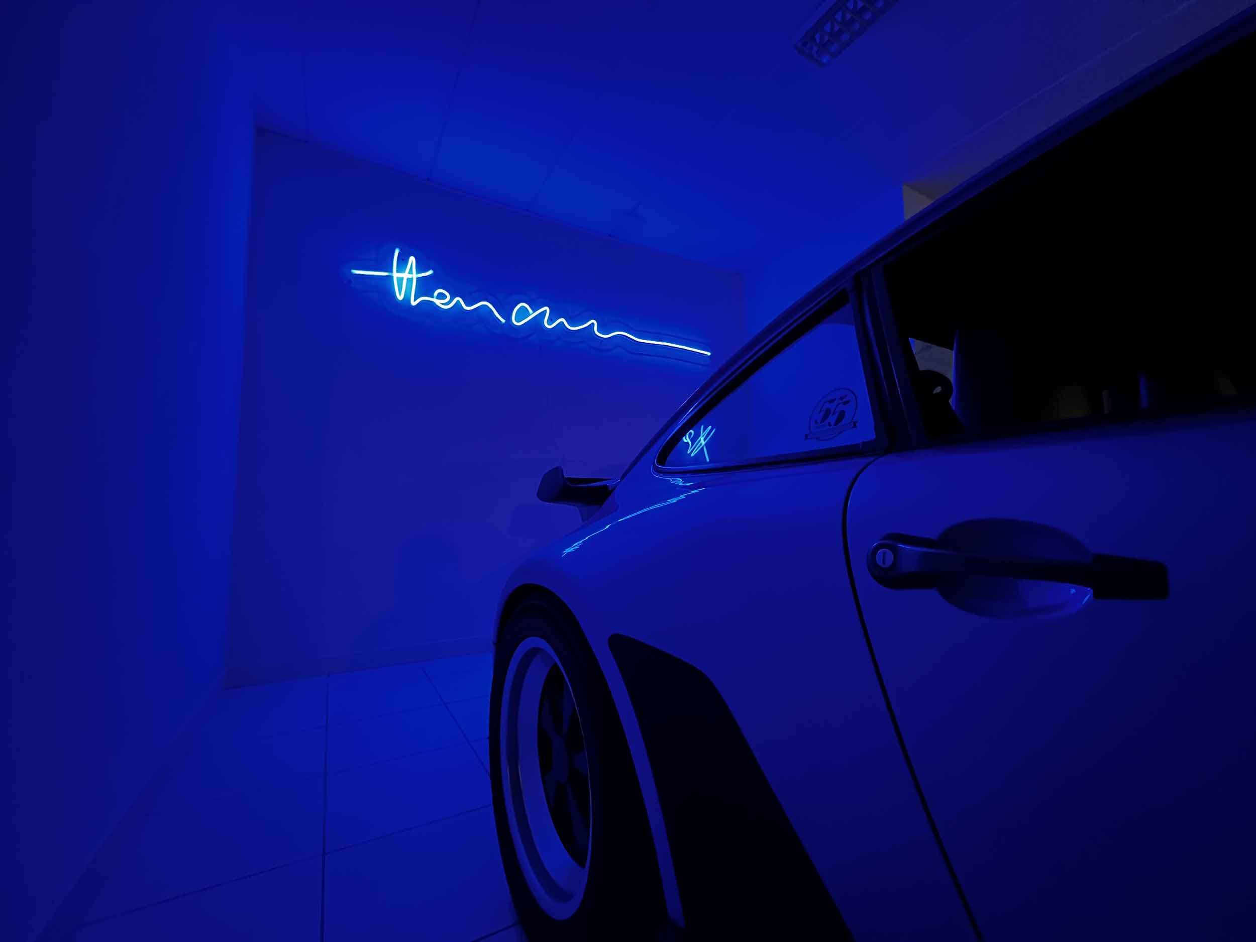 Porsche 911 turbo RUF met neon lichtreclame