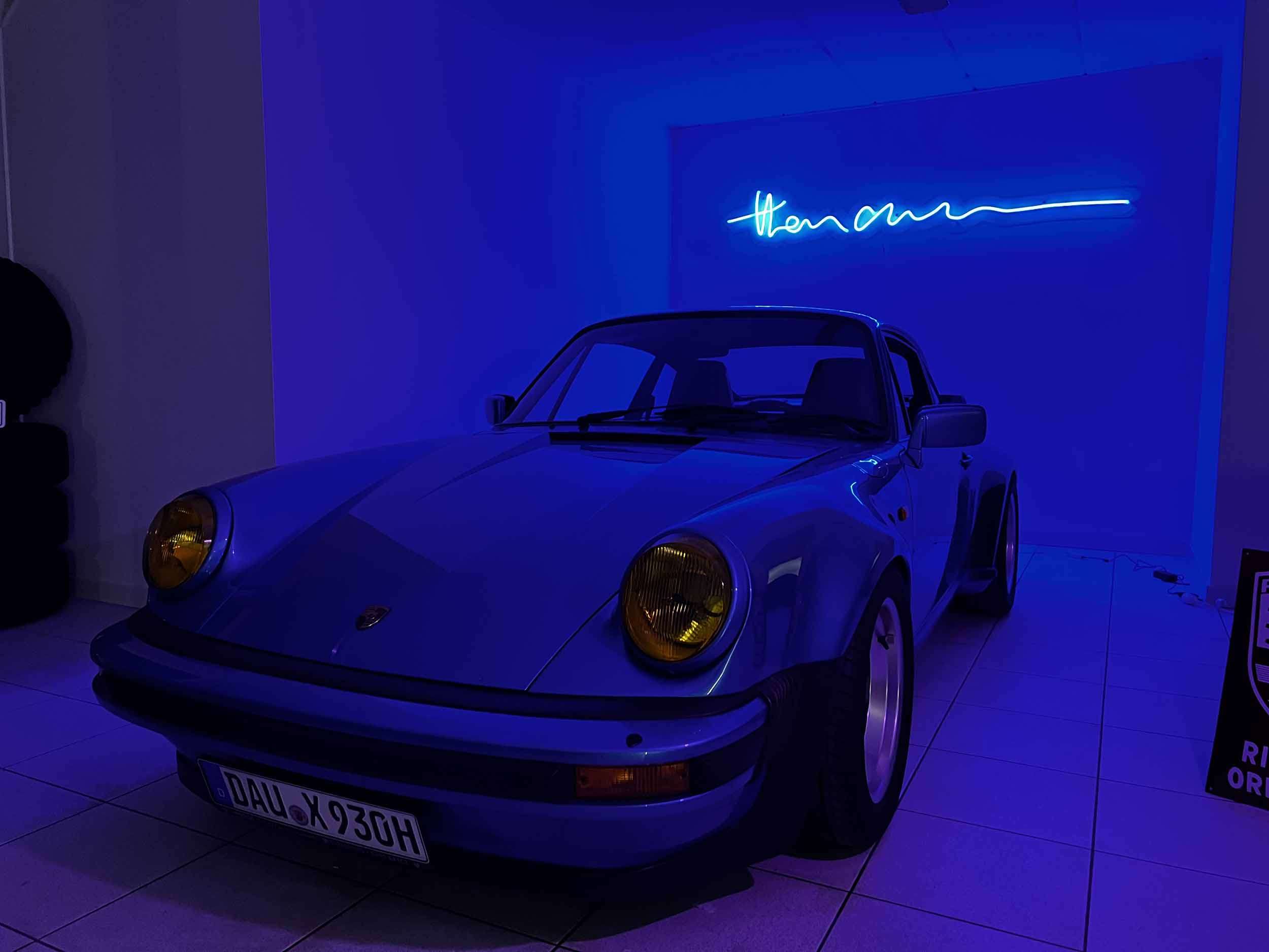 Porsche 911 RUF met neon lichtreclame