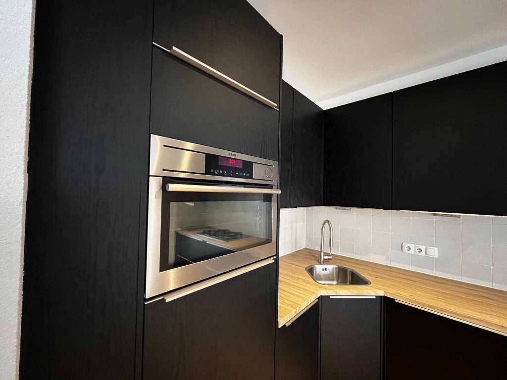 Keuken gewrapt in zwart houtlook en eikenoutlook